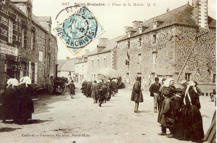 saint-broladre_place de la mairie.jpg